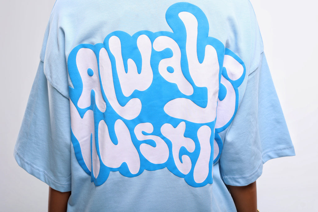 تي شيرت "Always Husltin" باللون الأزرق الفاتح